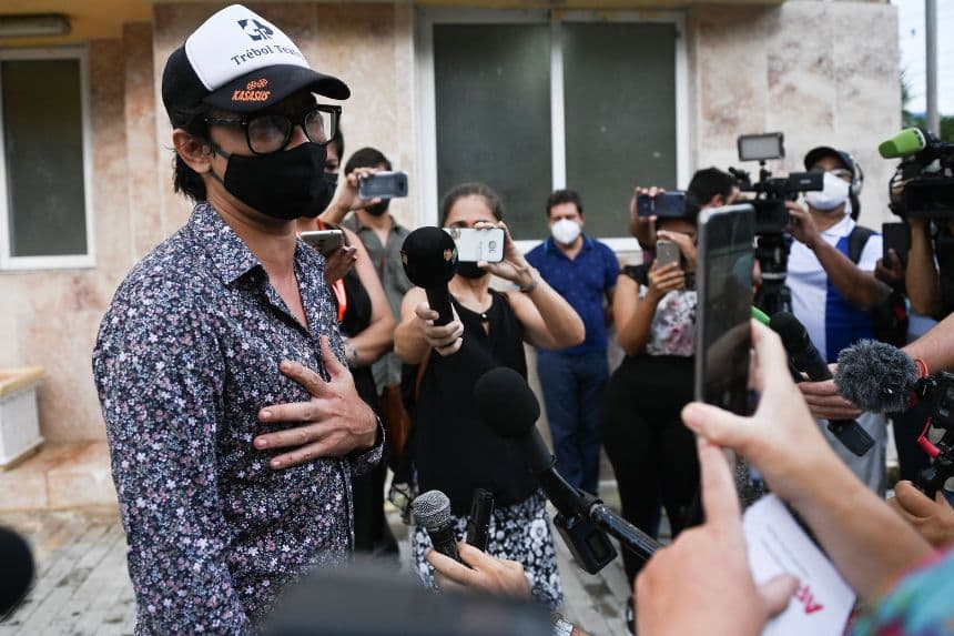 El actor, dramaturgo y activista opositor cubano Yunior García Aguilera habla con la prensa a la salida de la Fiscalía Provincial de La Habana, el 21 de octubre de 2021. (YAMIL LAGE/AFP vía Getty Images)