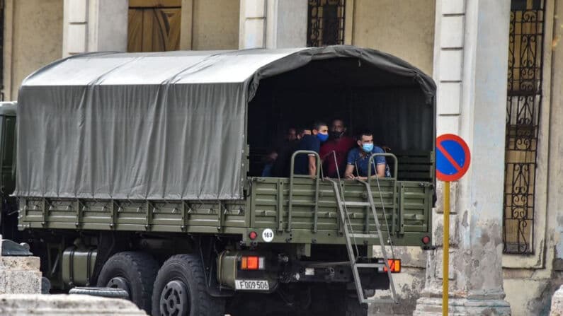 Al menos un centenar de personas fueron detenidas de forma arbitraria y otras 131 impedidas de salir de sus viviendas durante las protestas pacíficas del 15N en Cuba, denunciaron la plataforma Cuba Decide y el Centro de Denuncias de la Fundación para la Democracia Panamericana (FDP) el 15 de noviembre 2021. (Adalberto Roque/AFP vía Getty Images)