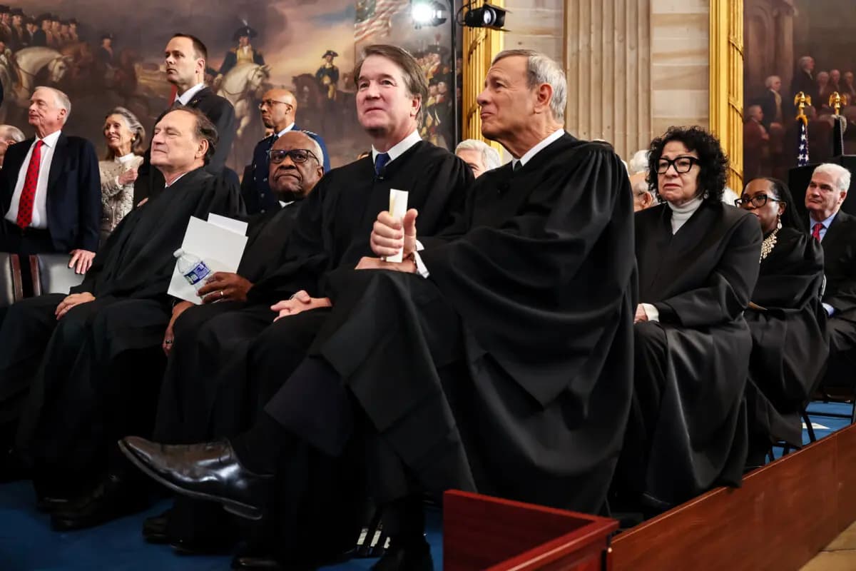 <em>Los magistrados de la Corte Suprema Samuel Alito, Clarence Thomas, Brett Kavanaugh y el presidente de la Corte Suprema John Roberts asisten a las ceremonias de investidura en la Rotonda del Capitolio de los Estados Unidos el 20 de enero de 2025. (Chip Somodevilla/Getty Images)</em>