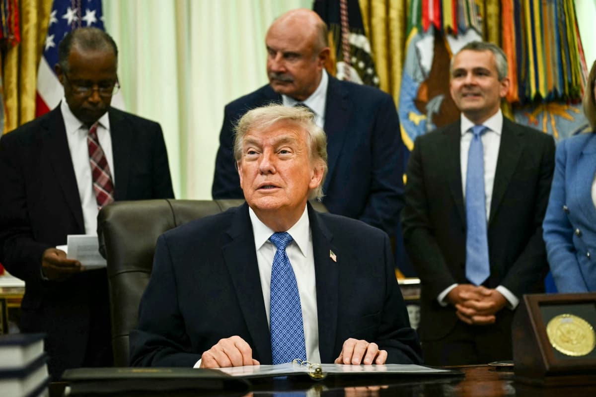 El presidente Donald Trump responde preguntas tras presentar las conclusiones de su Comisión de Libertad Religiosa en el Despacho Oval de la Casa Blanca en Washington el 26 de junio de 2026. (Kent Nishimura/AFP).