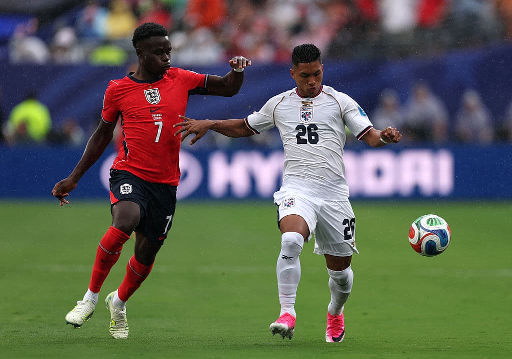<em>Jorge Gutiérrez #26 de Panamá controla el balón bajo la presión de Bukayo Saka #7 de Inglaterra durante el partido del Grupo L de la Copa Mundial de la FIFA 2026 entre Panamá e Inglaterra en el Estadio de Nueva York, Nueva Jersey, el 27 de junio de 2026 en East Rutherford, Nueva Jersey. (Mattia Ozbot/Getty Images)</em>