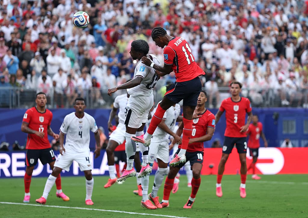 <em>Marcus Rashford # 11 de Inglaterra intenta un cabezazo contra Amir Murillo # 23 de Panamá durante el partido del Grupo L de la Copa Mundial de la FIFA 2026 entre Panamá e Inglaterra en el estadio de Nueva York y Nueva Jersey el 27 de junio de 2026 en East Rutherford, Nueva Jersey. (Buda Mendes/Getty Images)</em>