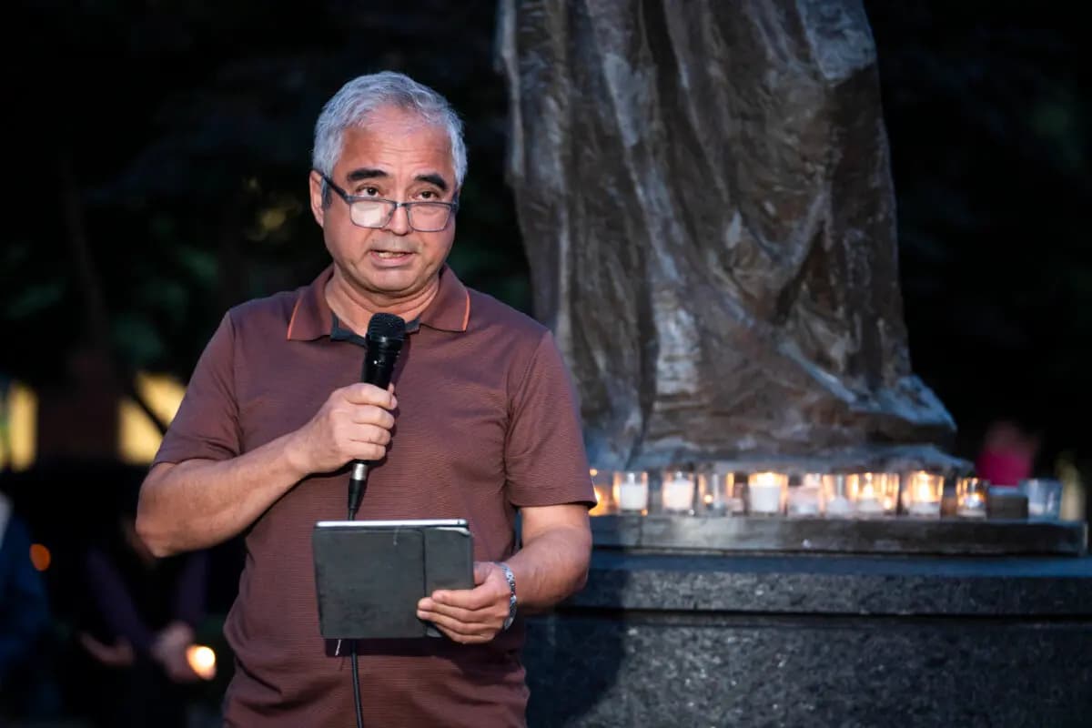 Ilshat Kokbore, director de investigación de Uyghur Studies, habla durante una vigilia a la luz de las velas para conmemorar la masacre de la Plaza de Tiananmen de 1989, en el Monumento a las Víctimas del Comunismo en Washington, el 4 de junio de 2026. (Madalina Kilroy/The Epoch Times)
