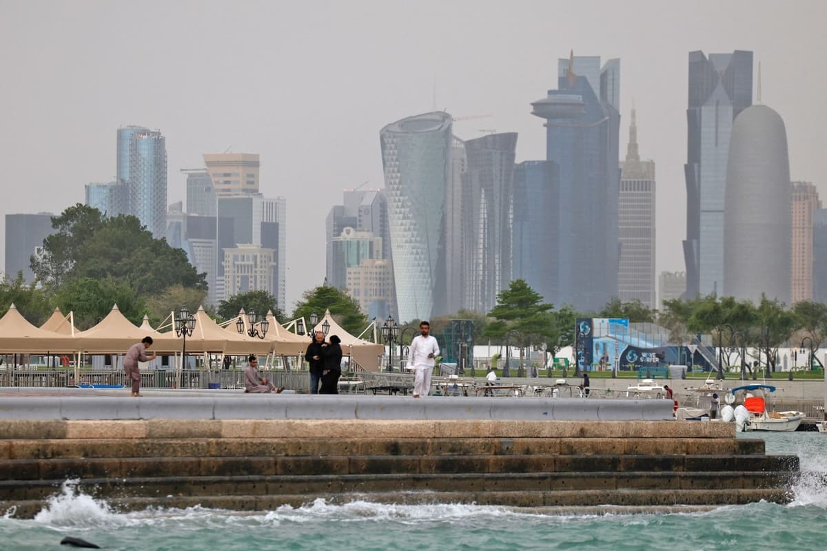 Personas visitan la zona de Corniche en Doha, Qatar, el 9 de abril de 2026. (AFP vía Getty Images).
