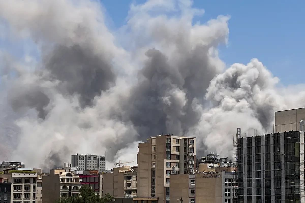 El humo se eleva desde un lugar, presuntamente el cuartel general de Sarallah del Cuerpo de la Guardia Revolucionaria Islámica (IRGC), en el norte de Teherán, tras haber sido objeto de un ataque por parte de Israel el 23 de junio de 2025. (Elyas/Middle East Images vía AFP vía Getty Images).