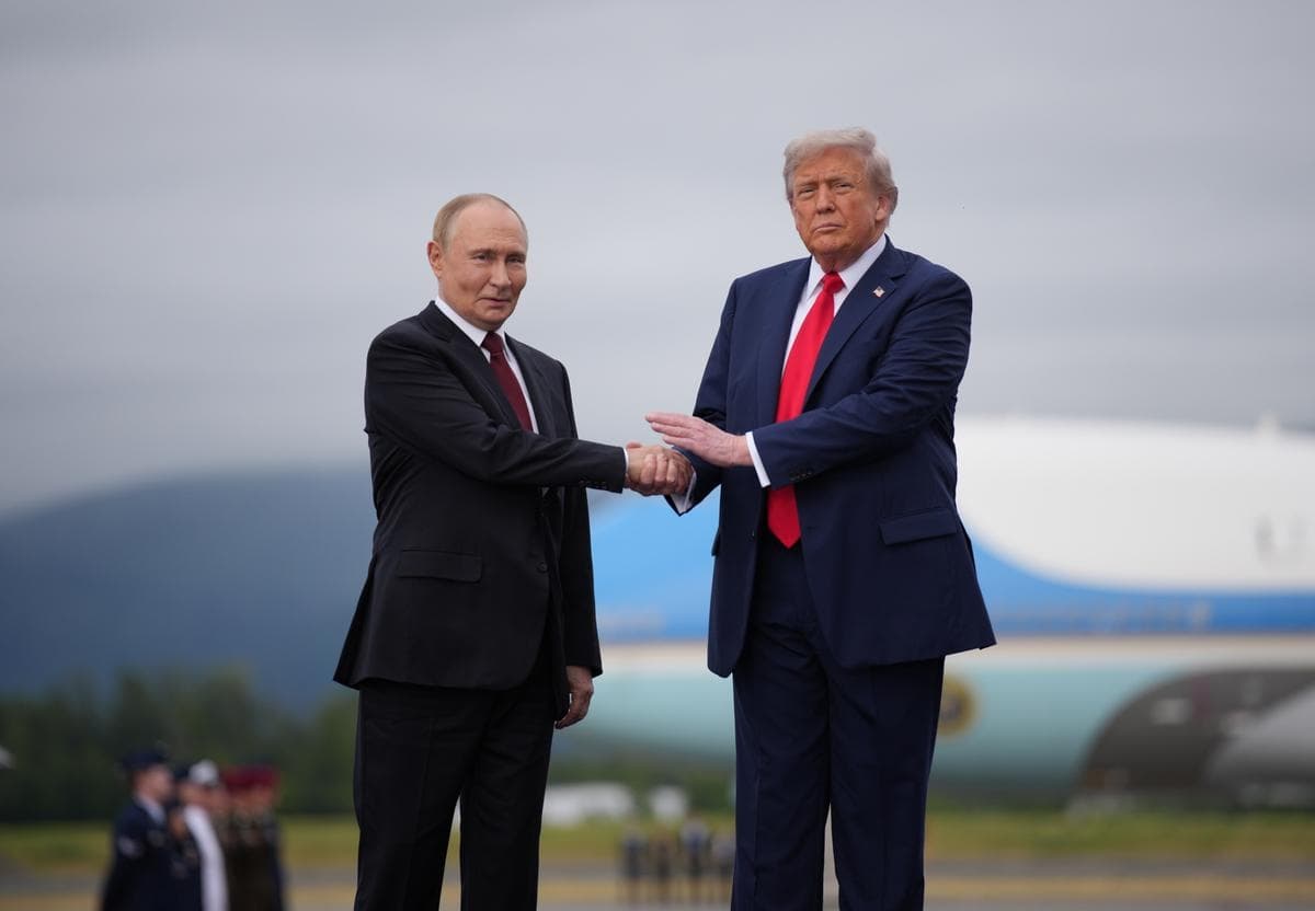 El presidente Donald Trump (derecha) saluda al presidente ruso Vladimir Putin a su llegada a la Base Conjunta Elmendorf-Richardson en Anchorage, Alaska, el 15 de agosto de 2025. (Andrew Harnik/Getty Images)
