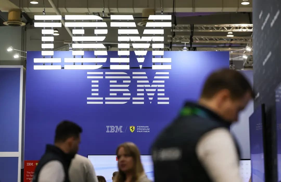 Los visitantes se arremolinan en un stand de IBM en la feria industrial Hannover Messe 2026, celebrada en Hannover, Alemania, el 20 de abril de 2026. La feria de este año hizo mayor énfasis en la IA industrial. (Sean Gallup/Getty Images)
