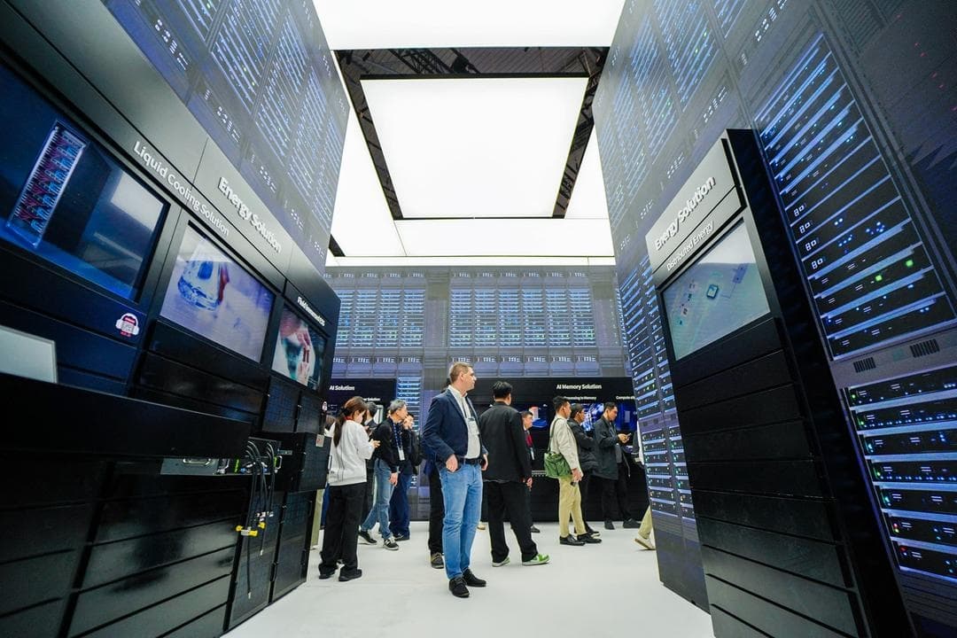 Varias personas visitan un centro de datos de IA en SK Networks durante el Congreso Mundial de Telefonía Móvil en Barcelona, España, el 3 de marzo de 2025. Una encuesta realizada en febrero entre profesionales de recursos humanos reveló que nueve de cada diez empresas reconsiderarían los despidos relacionados con la IA. (Manaure Quinter/AFP vía Getty Images)