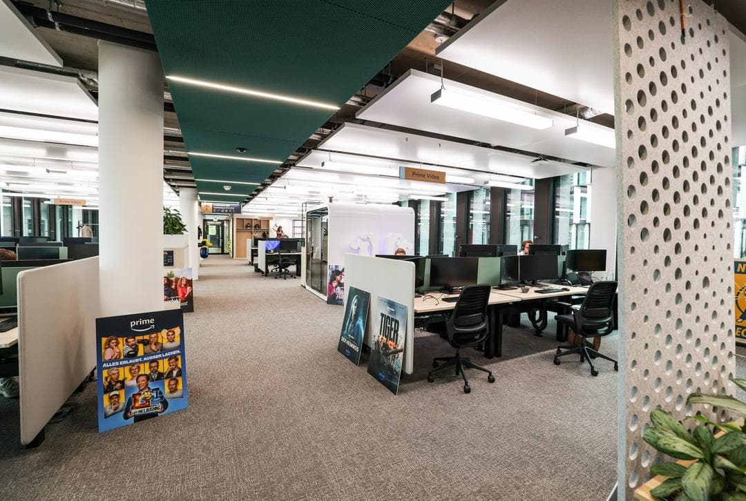 En la imagen, las oficinas de la nueva sede de Amazon Alemania en Múnich, el 16 de abril de 2026. El gigante minorista despidió a 16,000 trabajadores en enero en su última ronda de recortes, como parte de una ola de despidos que se ha prolongado durante varios años y que se debe, en parte, a la adopción de la inteligencia artificial por parte de la empresa. (AFP vía Getty Images)
