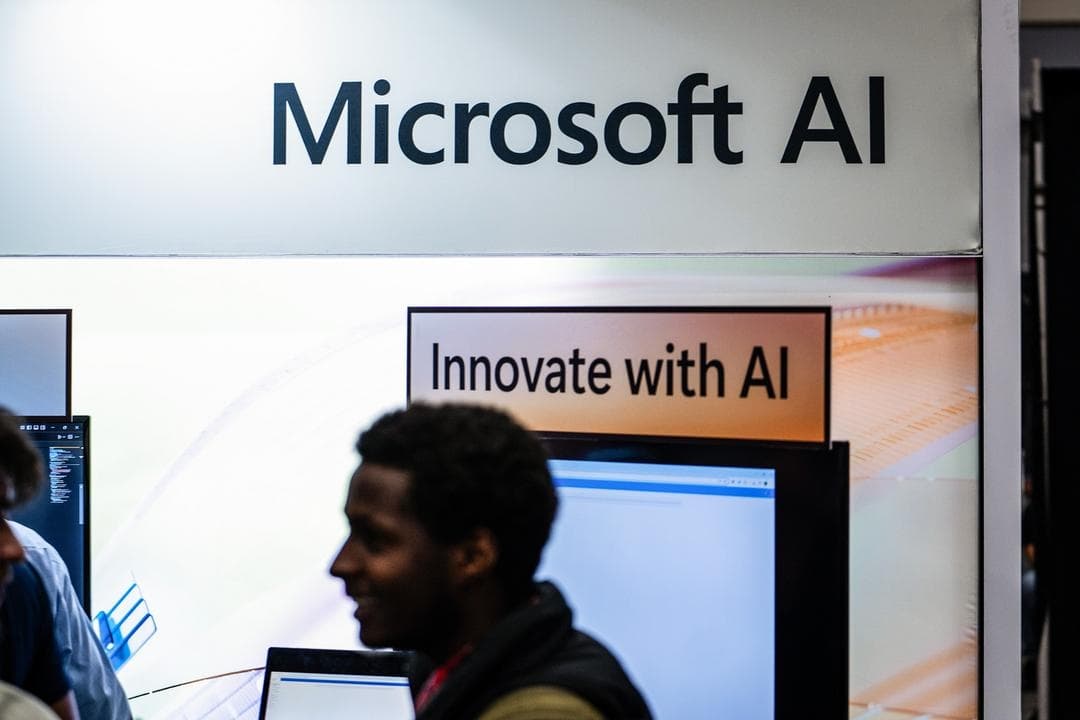 Se muestra un stand de IA de Microsoft durante el Proyecto Especial de Estudios Competitivos de la AI+Expo en Washington el 2 de junio de 2025. Muchas empresas están sintiendo remordimientos por su compra, según dicen los expertos en contratación del sector, al descubrir que el costo de la implementación de la IA es más alto de lo previsto. (Madalina Kilroy/The Epoch Times)