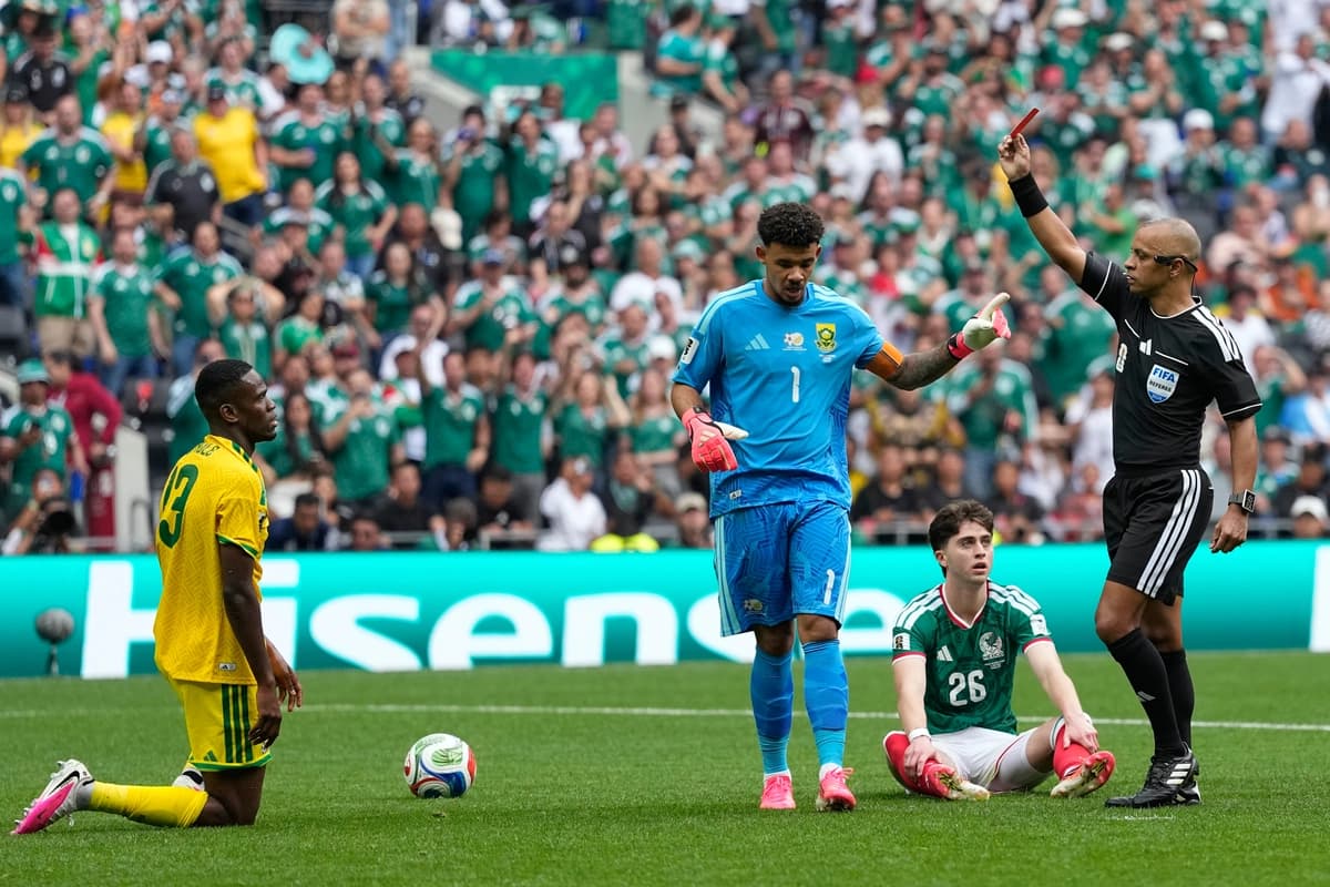 El árbitro Wilton Sampaio le muestra la tarjeta roja a Sphephelo Sithole (izquierda) de Sudáfrica durante el partido de fútbol del Grupo A de la Copa Mundial entre México y Sudáfrica en la Ciudad de México el 11 de junio de 2026. (Foto de Natacha Pisarenko/AP).