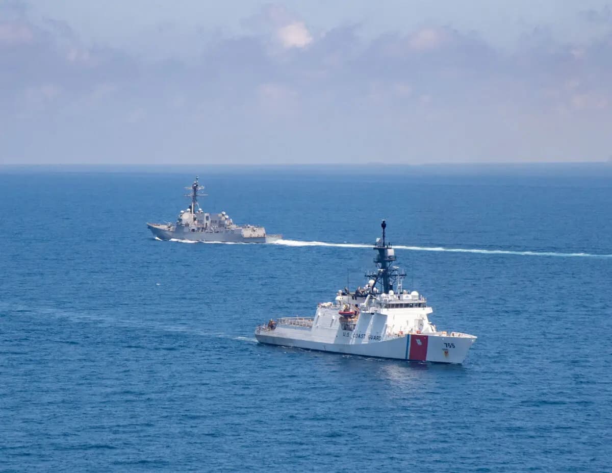 El destructor lanzamisiles de la clase Arleigh Burke USS Kidd y el buque patrullero de la Guardia Costera de EE. UU. Munro realizan travesías por el estrecho de Taiwán el 27 de agosto de 2021. (Armada de EE. UU./Imagen facilitada a través de Reuters).