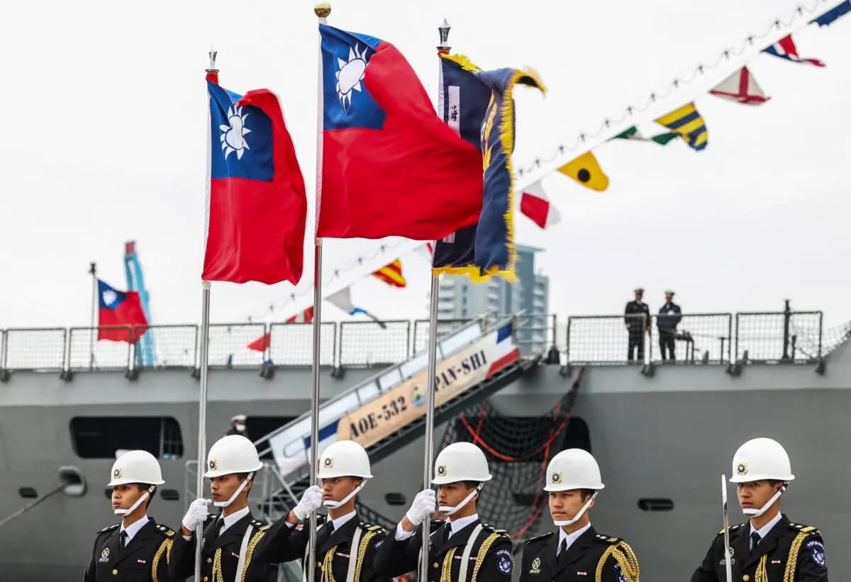 La guardia de honor taiwanesa enarbola banderas de Taiwán durante una jornada de puertas abiertas para el público en el puerto de Keelung, el 17 de marzo de 2025. (I-haw Cheng /AFP vía Getty Images).