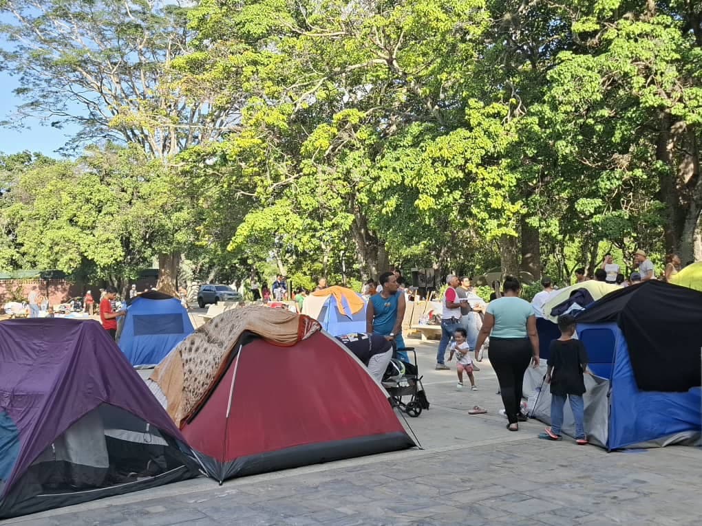 Campamento de refugiados que quedaron sin hogar en el Parque del Este por los terremotos del 24 de junio de 2026, en Caracas, Venezuela. (Yasmila Márquez/The Epoch Times)