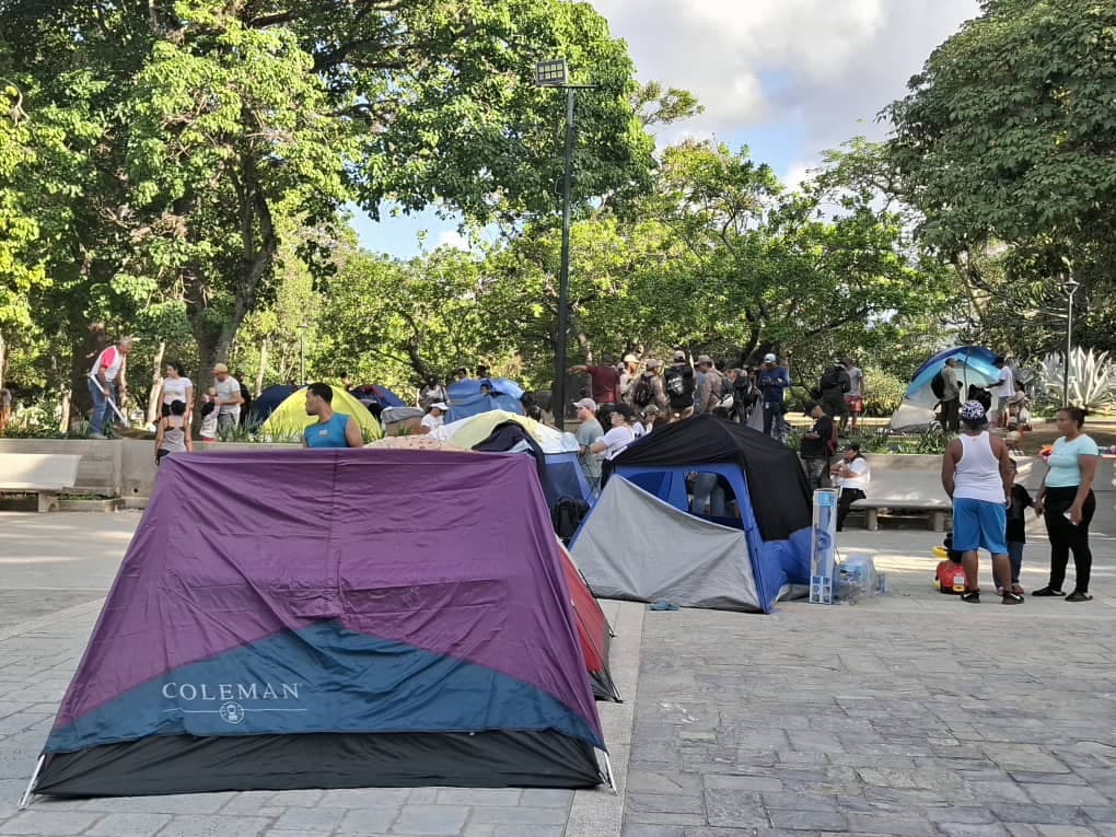 Campamento emergente de refugiados que quedaron sin hogar en el Parque del Este por los terremotos del 24 de junio de 2026 en Caracas, Venezuela. (Yasmila Márquez/The Epoch Times)