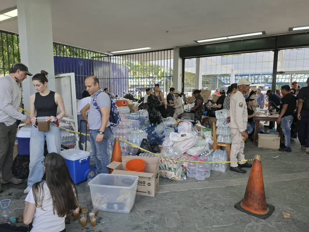 Centro de acopio de donaciones para afectados tras los terremotos del 24 de junio de 2026, en Caracas, Venezuela. (Yasmila Márquez/The Epoch Times)
