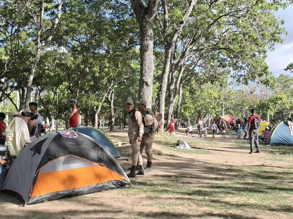 Campamento de refugiados que quedaron sin hogar en el Parque del Este por los terremotos del 24 de junio de 2026 en Caracas, Venezuela. (Yasmila Márquez/The Epoch Times)