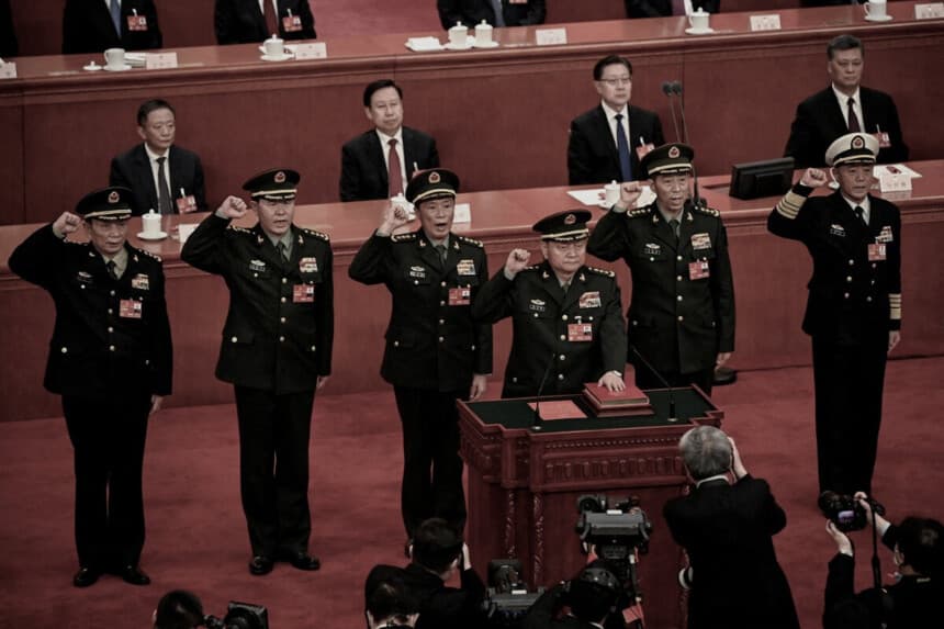 Zhang Youxia (centro), vicepresidente de la Comisión Militar Central de China, jura junto a los miembros del organismo tras su elección en la Asamblea Popular Nacional, en Beijing, el 11 de marzo de 2023. (Greg Baker/Pool vía Reuters).