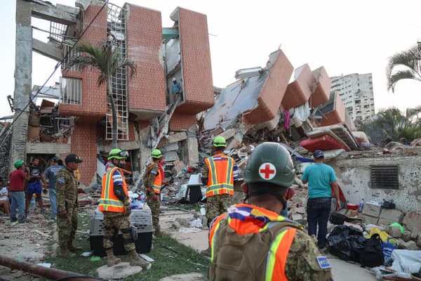 <em>Rescatistas de El Salvador buscan víctimas entre los escombros de un edificio demolido en Catia La Mar, después de que un terremoto golpeara Venezuela y otras regiones del Caribe el 26 de junio de 2026, en La Guaira, Venezuela. Según el Servicio Geológico de Estados Unidos (USGS), al sismo principal le siguió una fuerte réplica menos de un minuto después. Una página web creada para encontrar personas ha registrado decenas de miles de desaparecidos. (Edilzon Gamez/Getty Images)</em>