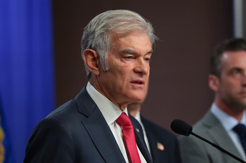 Mehmet Oz, administrador de los Centros de Servicios de Medicare y Medicaid, habla durante una conferencia de prensa en el Departamento de Justicia en Washington, D.C., el 23 de junio de 2026, sobre medidas contra el fraude en la atención médica. (Anna Moneymaker/Getty Images).