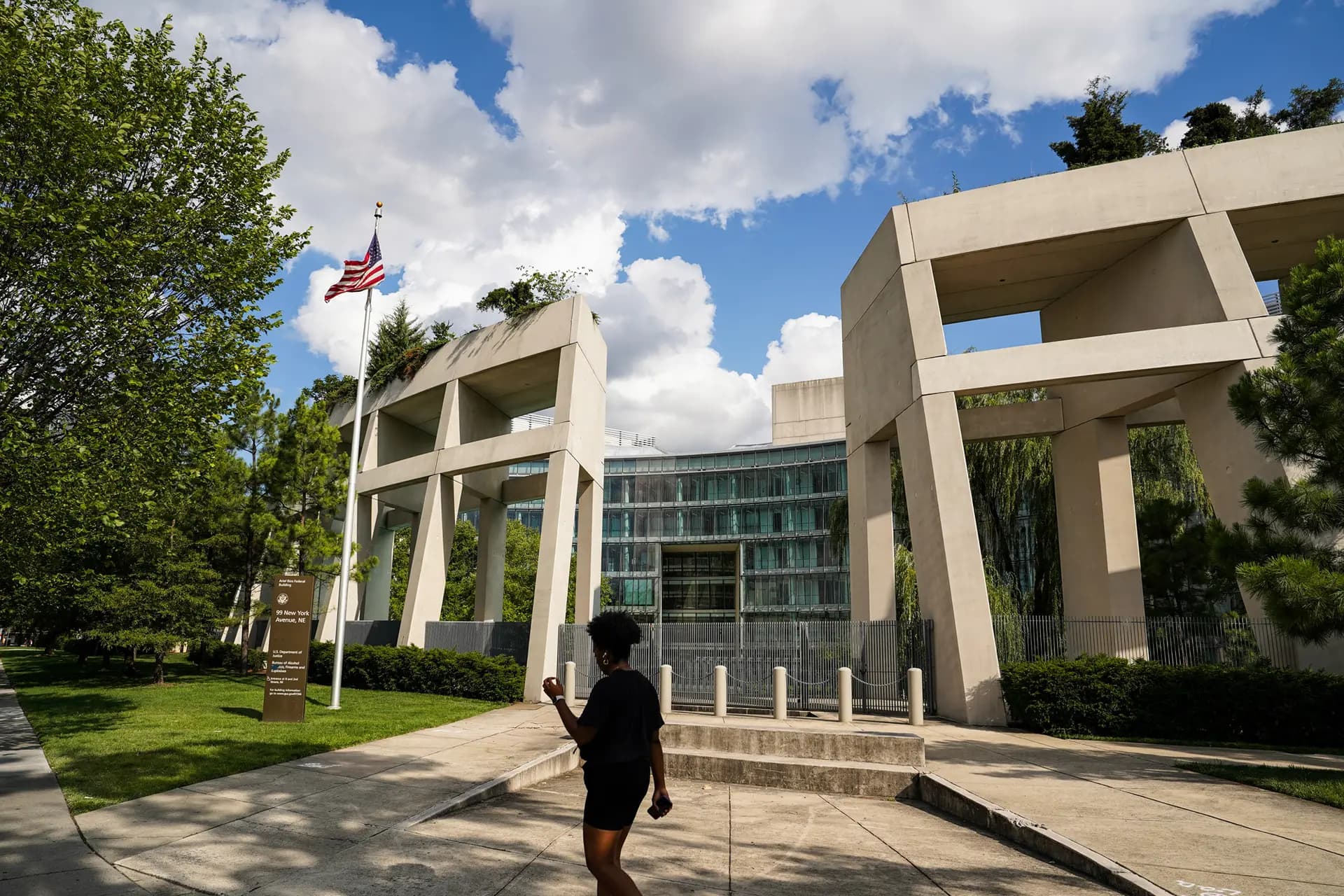 La sede de la Oficina de Alcohol, Tabaco, Armas de Fuego y Explosivos (ATF) en Washington, el 24 de julio de 2023. El recién nombrado director de la ATF, Robert Cekada, dijo que el caso de Patrick Adamiak podría ser objeto de una nueva sentencia en junio. Madalina Vasiliu/The Epoch Times