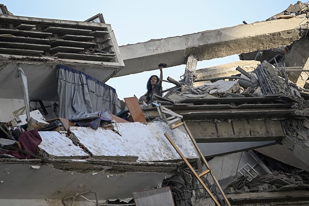 Una mujer pide ayuda desde lo alto de un edificio de apartamentos dañado tras un terremoto en Catia La Mar, estado La Guaira, a unos 30 kilómetros al noroeste de Caracas, el 25 de junio de 2026. El doble terremoto, el mayor registrado en Venezuela en más de un siglo, destruyó varios edificios cerca de la capital, mientras los residentes buscaban a sus familiares desaparecidos. (Foto de Federico PARRA / AFP vía Getty Images)
