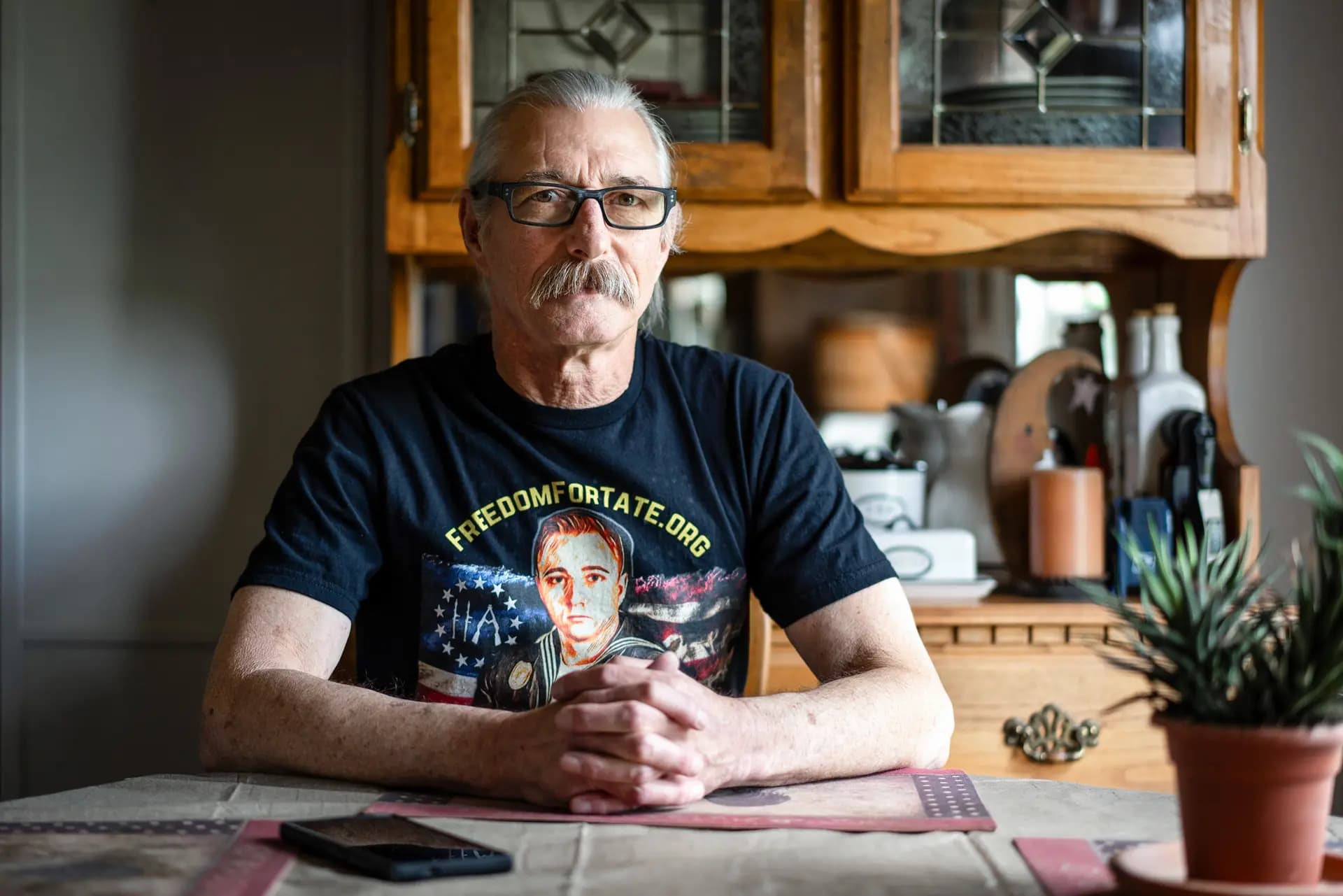 David Adamiak en su casa de Greentown, Pensilvania, el 8 de junio de 2026. Adamiak afirma que los cargos del gobierno contra su hijo son "todas mentiras". Samira Bouaou/The Epoch Times