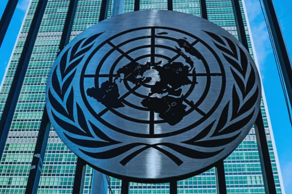 El logotipo de las Naciones Unidas (ONU) se ve en una puerta situada en el exterior de la sede de la ONU, el 21 de septiembre de 2025. (Kena Betancur / AFP vía Getty Images)