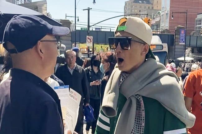 Un hombre chino identificado como Fan Yang (derecha) increpó a voluntarios en un puesto del Centro de Servicios Globales para Abandonar el PCCh en Flushing, Queens, Nueva York, el 29 de abril de 2025. (Cortesía del Centro de Servicios Globales para Abandonar el PCCh).