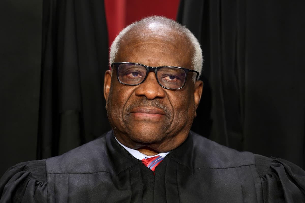 El magistrado asociado de la Corte Suprema, Clarence Thomas, posa para un retrato oficial en la Sala de Conferencias Este del edificio de la Corte Suprema en Washington el 7 de octubre de 2022. (Alex Wong/Getty Images).