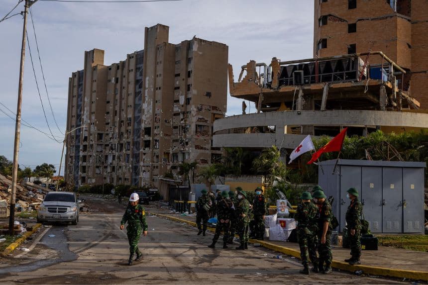 Rescatistas de Vietnam realizan labores de búsqueda de sobrevivientes a los terremotos, este martes en Catia La mar, La Guaira, Venezuela. (EFE/ Miguel Gutiérrez)
