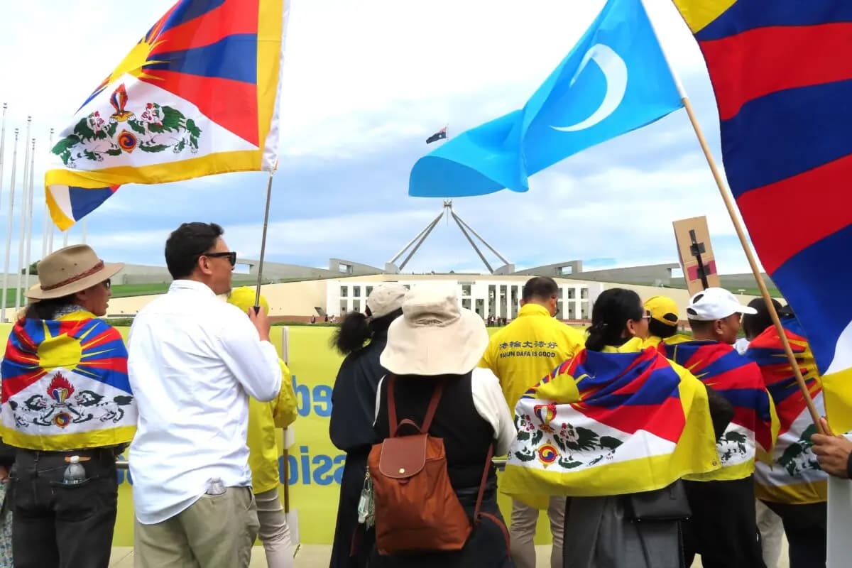 Las comunidades de Falun Gong, tibetana y uigur protestan contra la visita del ministro de Relaciones Exteriores del PCCh, Wang Yi, en Canberra, Australia, el 20 de marzo de 2024. (Rebecca Zhu/The Epoch Times).