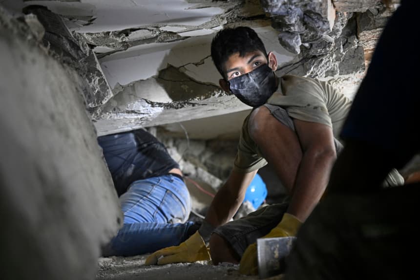 Rescatistas buscan posibles víctimas en un edificio derrumbado tras los terremotos en Caraballeda, estado La Guaira, a unos 40 km al noreste de Caracas, el 27 de junio de 2026.(Federico PARRA / AFP vía Getty Images)