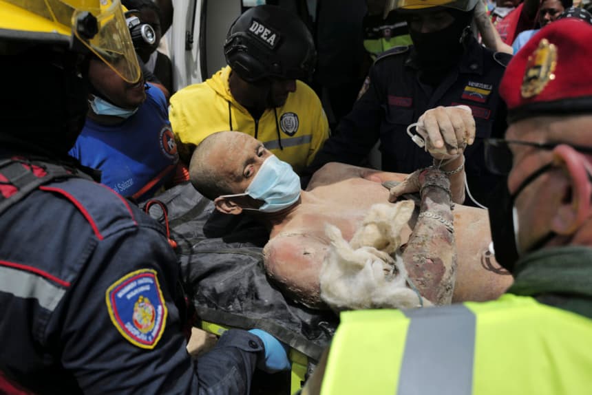 <em>Imagen ilustrativa: Rescatistas suben a una persona a una ambulancia tras ser rescatada con vida de los escombros de un edificio derrumbado en Caraballeda, estado La Guaira, Venezuela, el 28 de junio de 2026, tras los terremotos. (Mauricio VALENZUELA/AFP vía Getty Images)</em>