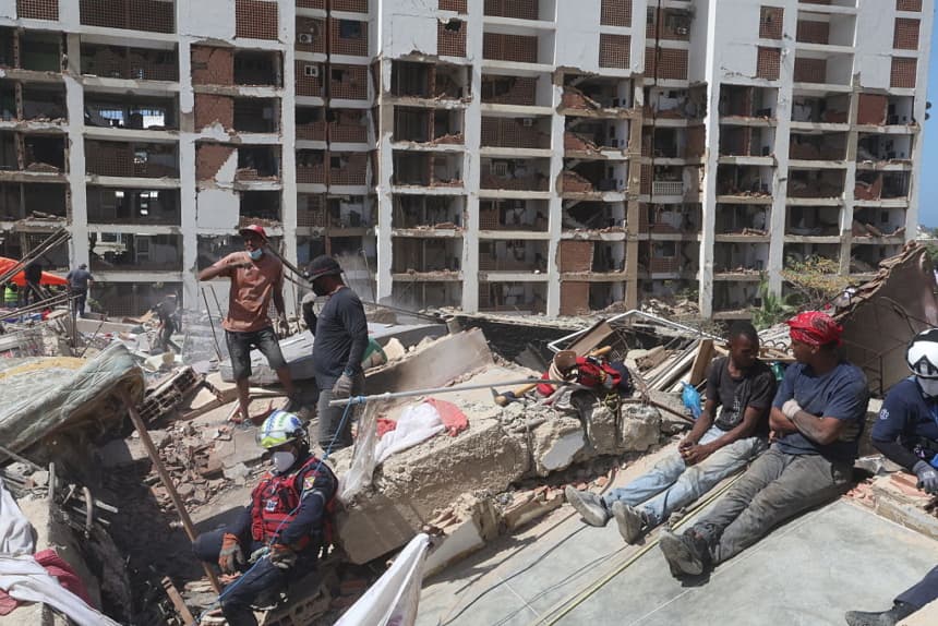 <em>Imagen ilustrativa: Trabajadores de rescate continúan las labores de búsqueda y salvamento entre los escombros de edificios derrumbados en la playa Los Cocos, después de que un terremoto de magnitud 7.2 azotara Venezuela y otras regiones del Caribe, el 29 de junio de 2026, en La Guaira, Venezuela. (Edilzon Gamez/Getty Images)</em>