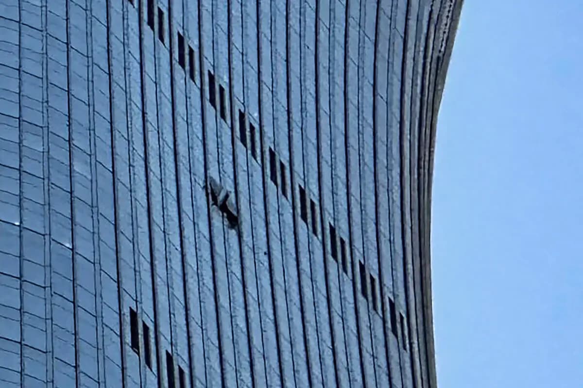 Se observa un agujero (a la derecha) en el costado de la Torre CITIC en Beijing el 26 de junio de 2026, después de que un testigo ocular informara sobre restos de un avión en la base del edificio más alto de Beijing. (Peter Catterall/AFP vía Getty Images)
