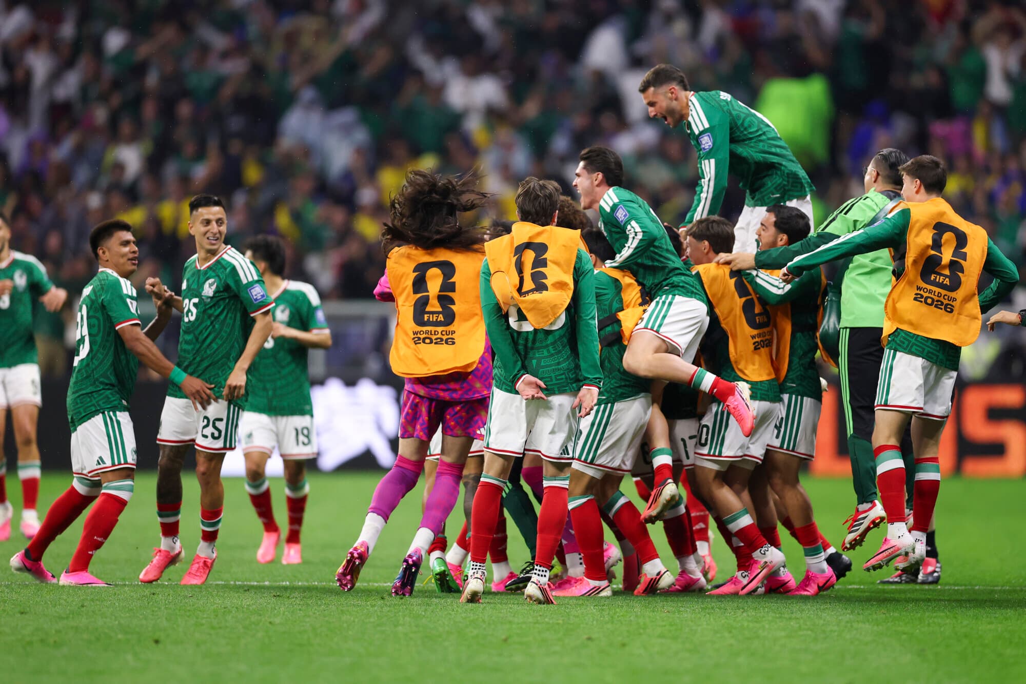 Julián Quiñones, número 16 de México, celebra con sus compañeros el primer gol de su equipo durante el partido de los 16 de final de la Copa Mundial de la FIFA 2026 entre México y Ecuador, disputado en el Estadio de la Ciudad de México el 30 de junio de 2026 en la Ciudad de México, México. (Foto de Luke Hales/Getty Images)