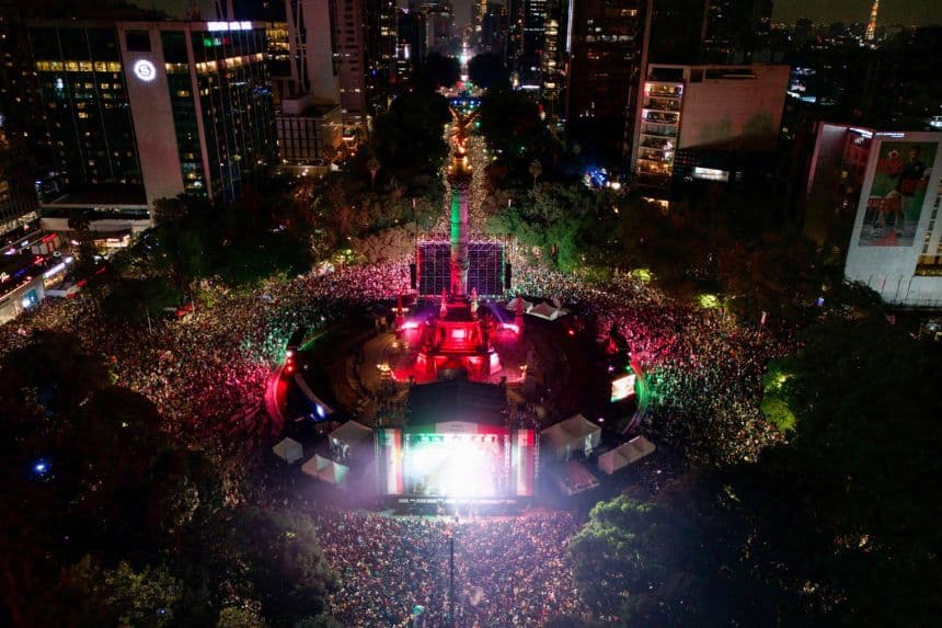 Fotografía aérea que muestra aficionados de México celebrando el triunfo ante Ecuador en el Ángel de la Independencia este martes, en un partido de dieciseisavos de final del Mundial de la FIFA 2026, en Ciudad de México, México. (EFE/ Tomás Pérez)