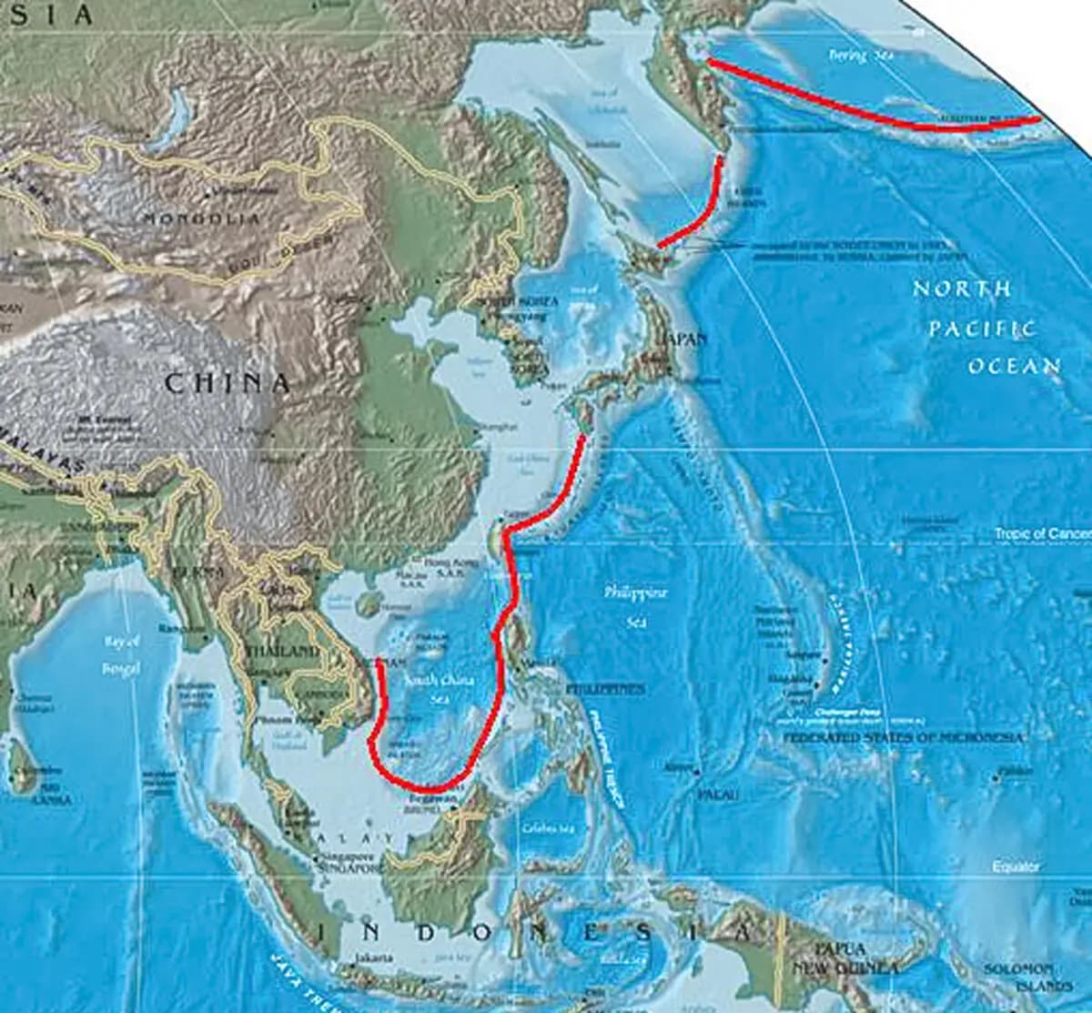 <em>La primera cadena de islas (marcada en rojo) se muestra en este mapa del 10 de abril de 2012. Taiwán se sitúa en el centro de esta primera cadena —un concepto de estrategia marítima que implica un arco estratégico que se extiende desde Japón, pasando por Filipinas, hasta Indonesia— y que actúa como barrera, limitando la capacidad de China para proyectar su poder naval y aéreo en el Pacífico. (Suid-Afrikaanse/CC BY-SA 3.0).</em>