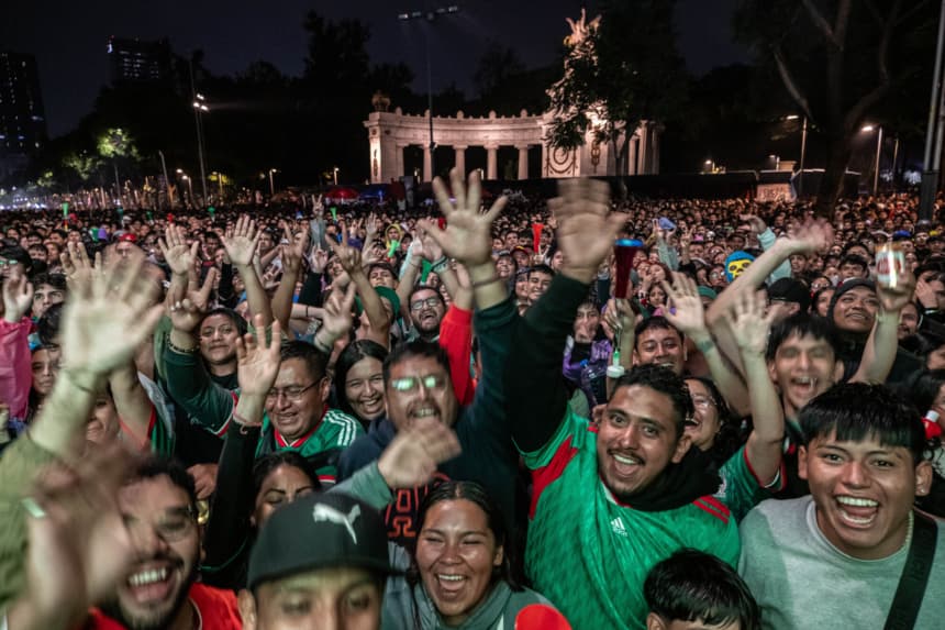 <em>Aficionados ven el partido cerca del Palacio de Bellas Artes durante el encuentro de México vs. Ecuador, el 30 de junio de 2026 en la Ciudad de México, México. (Hector Quintanar/Getty Images)</em>