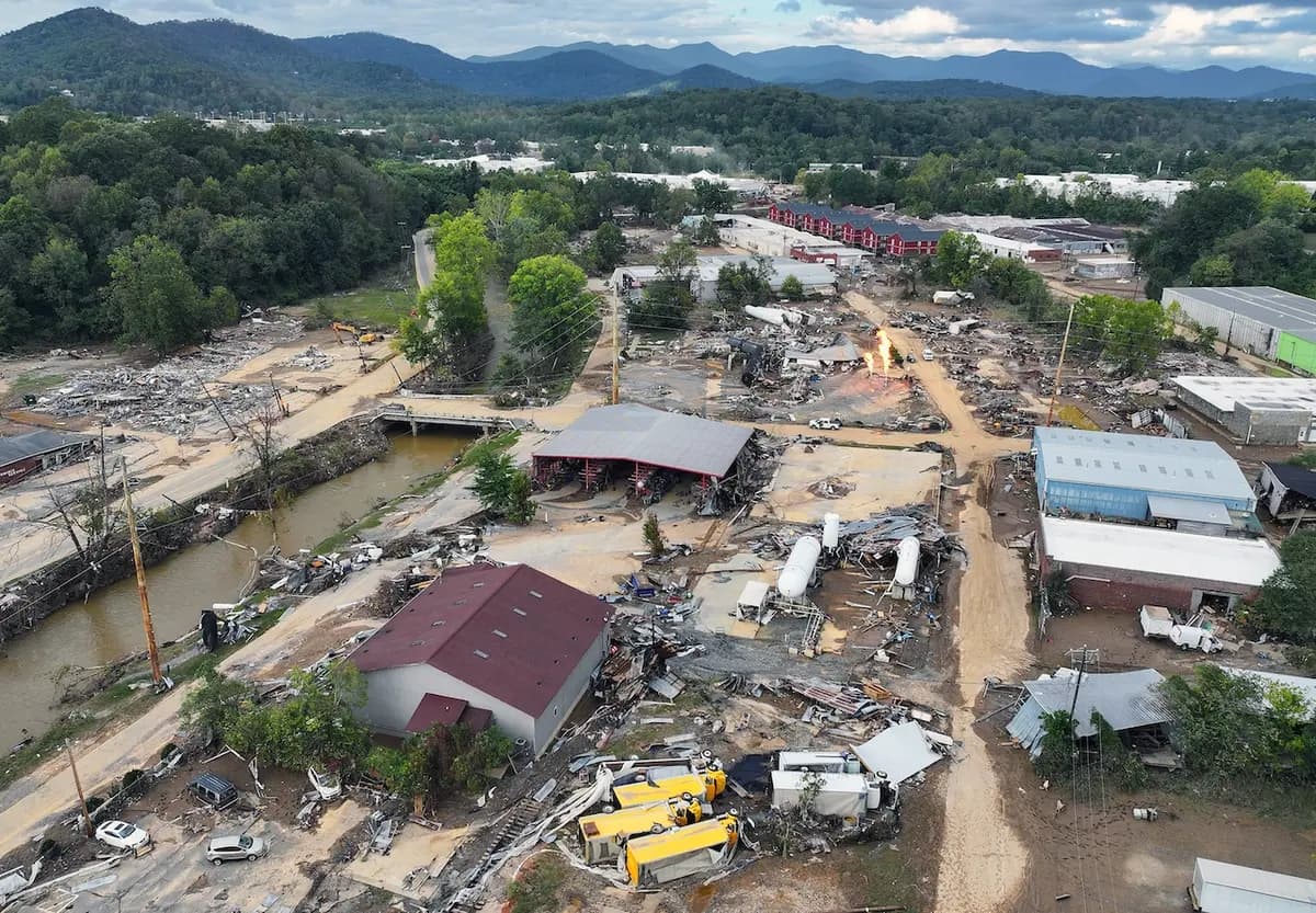 Una vista aérea de los daños causados por las inundaciones provocadas por el huracán Helene a lo largo del río Swannanoa en Asheville, Carolina del Norte, el 3 de octubre de 2024. Al menos 200 personas perdieron la vida en seis estados a raíz del poderoso huracán que tocó tierra como categoría 4. (Mario Tama/Getty Images)