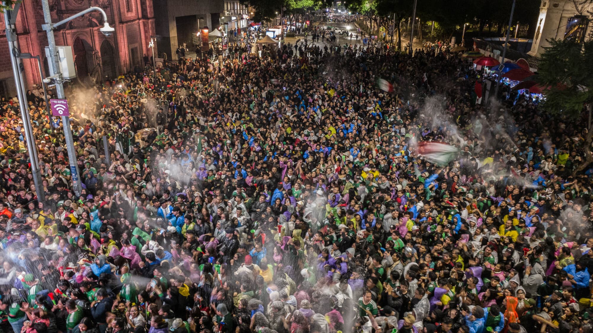 <em>Fotografía aérea tomada con un dron en la que se ve a personas viendo el partido en la explanada del Palacio de Bellas Artes durante el encuentro entre México y Ecuador, el 30 de junio de 2026, en la Ciudad de México, México. (Héctor Quintanár/Getty Images)</em>