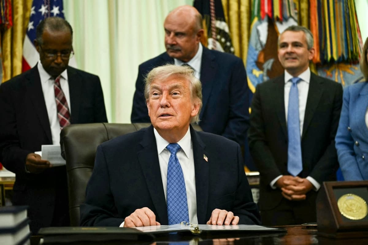 El presidente Donald Trump responde preguntas en el Despacho Oval de la Casa Blanca, en Washington, el 26 de junio de 2026. (Kent Nishimura/AFP vía Getty Images)