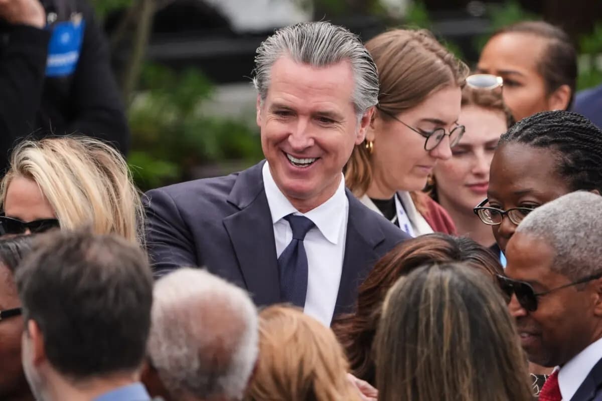 El gobernador de California, Gavin Newsom, se mezcla entre los asistentes antes de la ceremonia de inauguración del Centro Presidencial Obama en Chicago el 18 de junio de 2026. (Foto AP/Jeff Roberson)