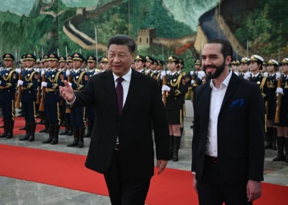 <em>El presidente de China, Xi Jinping (C), camina junto al presidente de El Salvador, Nayib Bukele (D), tras inspeccionar una guardia de honor durante una ceremonia de bienvenida en el Gran Salón del Pueblo en Beijing, China, el 3 de diciembre de 2019. (NOEL CELIS/AFP vía Getty Images)</em>