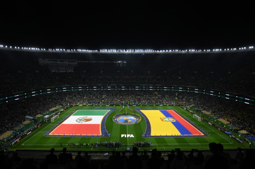 Vista general del interior del estadio mientras los jugadores de ambos equipos se alinean antes del partido de la Ronda de 32 de la Copa Mundial de la FIFA 2026 entre México y Ecuador en el Estadio Ciudad de México, el 30 de junio de 2026, en Ciudad de México, México. (David Ramos/Getty Images)