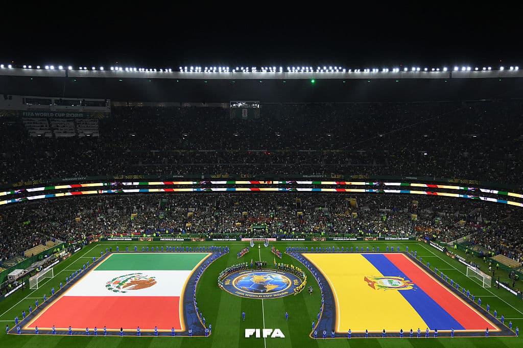 Vista general del interior del estadio mientras los jugadores de ambos equipos se alinean antes del partido de la ronda de 32 de la Copa Mundial de la FIFA 2026 entre México y Ecuador, en el Estadio de la Ciudad de México, el 30 de junio de 2026, en la Ciudad de México, México. (David Ramos/Getty Images)
