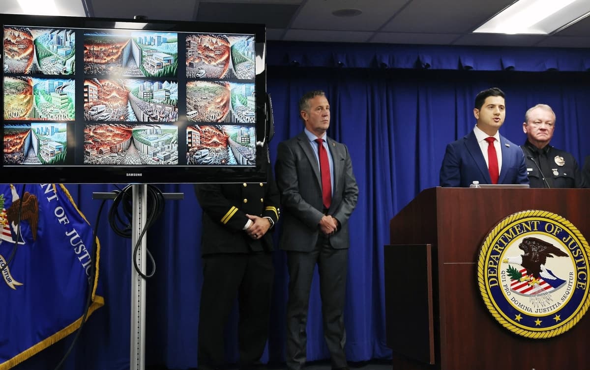 El fiscal federal interino Bill Essayli habla mientras el jefe del Departamento de Policía de Los Ángeles, Jim McDonnell (a la derecha), y el agente especial a cargo Kenny Cooper, de la Oficina de Alcohol, Tabaco, Armas de Fuego y Explosivos (ATF), División de Los Ángeles, observan durante una conferencia de prensa en la que se anuncia un arresto en el marco de la investigación del incendio de Palisades, en Los Ángeles, el 8 de octubre de 2025. (Mario Tama/Getty Images)
