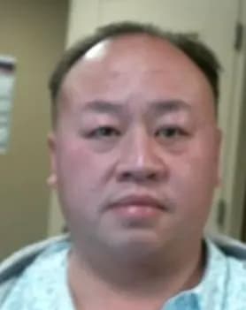 La Comisión de Revisión de Indultos de Minnesota indultó a Tou Lue Vang, un inmigrante ilegal previamente condenado por delitos sexuales contra una niña de 10 años. El Departamento de Seguridad Nacional emitió una declaración en contra el 1 de julio de 2026, en respuesta al indulto otorgado al hombre, el cual tuvo lugar el 10 de junio de 2026. (Departamento de Seguridad Nacional de EE. UU.)