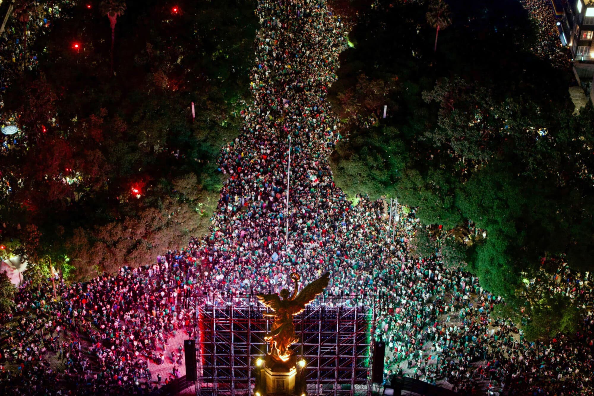 Fotografía aérea que muestra aficionados de México celebrando el triunfo ante Ecuador en el Ángel de la Independencia este martes, en un partido de dieciseisavos de final del Mundial de la FIFA 2026, en Ciudad de México, México. EFE/ Tomás Pérez